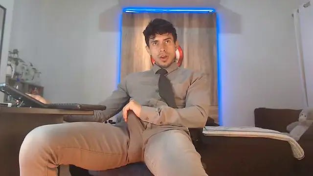 Andrew 4  online show from October 30, 2025, 1:07 am