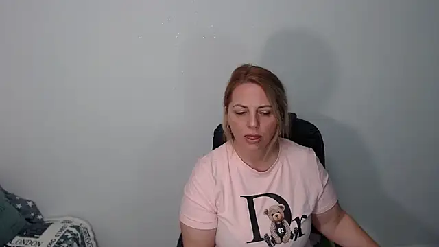 erikaerika online show from October 1, 2025, 9:26 am