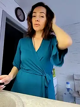 Snapshot of EvaXOAir chatting on December 17, 2024, 4:34 am EvaXOAir online show from December 17, 2024, 4:34 am