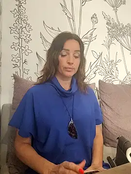 Snapshot of EvaXOAir chatting on February 5, 2025, 2:40 am EvaXOAir online show from February 5, 2025, 2:40 am