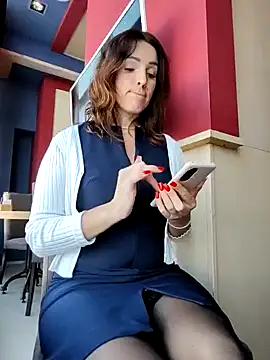 Snapshot of EvaXOAir chatting on February 14, 2025, 6:34 am EvaXOAir online show from February 14, 2025, 6:34 am