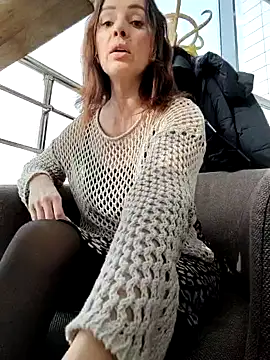 Snapshot of EvaXOAir chatting on March 4, 2025, 4:49 am EvaXOAir online show from March 4, 2025, 4:49 am