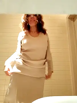 Snapshot of EvaXOAir chatting on March 10, 2025, 8:26 am EvaXOAir online show from March 10, 2025, 8:26 am