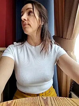 Snapshot of EvaXOAir chatting on March 22, 2025, 9:02 am EvaXOAir online show from March 22, 2025, 9:02 am