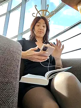 Snapshot of EvaXOAir chatting on September 30, 2025, 3:44 am EvaXOAir online show from September 30, 2025, 3:44 am