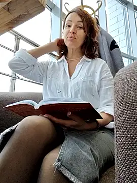 Snapshot of EvaXOAir chatting on October 11, 2025, 4:12 am EvaXOAir online show from October 11, 2025, 4:12 am