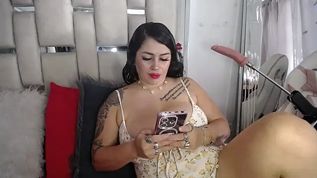 Snapshot of chelaqueen_ chatting on October 10, 2025, 8:41 pm chelaqueen online show from October 10, 2025, 8:41 pm