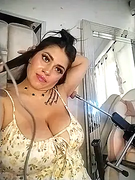 chelaqueen  online show from November 5, 2025, 9:04 pm