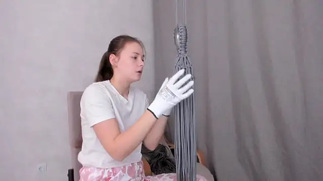 Snapshot of why_again_me chatting on February 13, 2025, 8:45 pm why again me online show from February 13, 2025, 8:45 pm