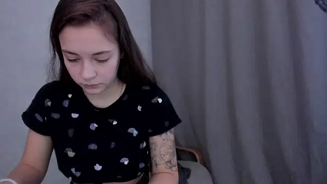 Snapshot of why_again_me chatting on February 14, 2025, 2:02 pm why again me online show from February 14, 2025, 2:02 pm