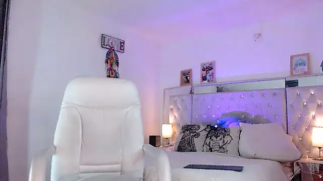 Snapshot of hollythomson chatting on January 14, 2025, 1:15 am hollythomson online show from January 14, 2025, 1:15 am