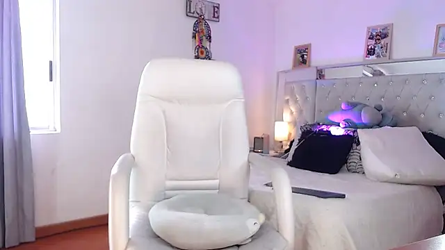 Snapshot of hollythomson chatting on February 16, 2025, 6:54 pm hollythomson online show from February 16, 2025, 6:54 pm