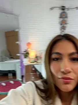 Snapshot of hollythomson chatting on October 9, 2025, 5:55 pm hollythomson online show from October 9, 2025, 5:55 pm