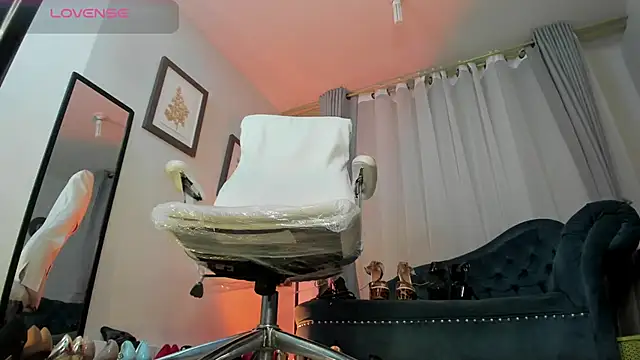 Ashley leon  online show from February 8, 2025, 1:22 pm