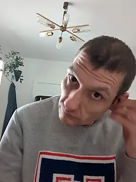 Snapshot of maciej chatting on December 14, 2025, 12:10 pm maciej online show from December 14, 2025, 12:10 pm