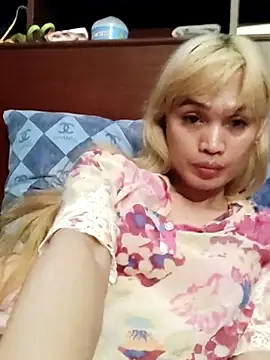 Snapshot of QueenSoreal chatting on July 12, 2026, 8:49 am QueenSoreal online show from July 12, 2026, 8:49 am