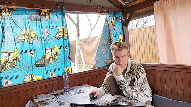 Snapshot of Vuitton chatting on March 27, 2026, 9:42 am Vuitton online show from March 27, 2026, 9:42 am