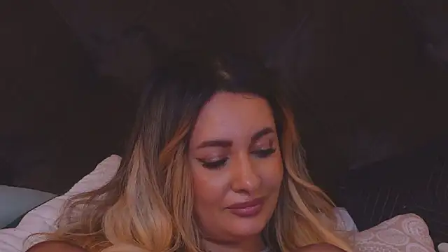 Snapshot of YaaraCollins chatting on December 4, 2024, 3:15 am YaaraCollins online show from December 4, 2024, 3:15 am