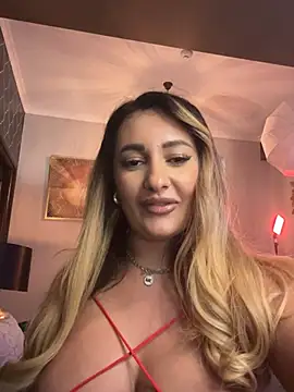 Snapshot of YaaraCollins chatting on December 7, 2024, 12:08 am YaaraCollins online show from December 7, 2024, 12:08 am