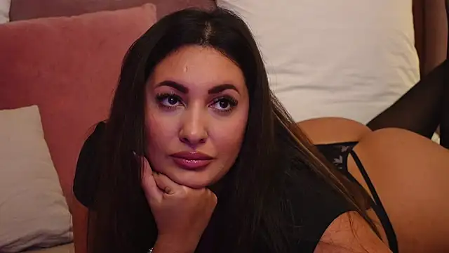 Snapshot of YaaraCollins chatting on October 17, 2025, 7:05 pm YaaraCollins online show from October 17, 2025, 7:05 pm