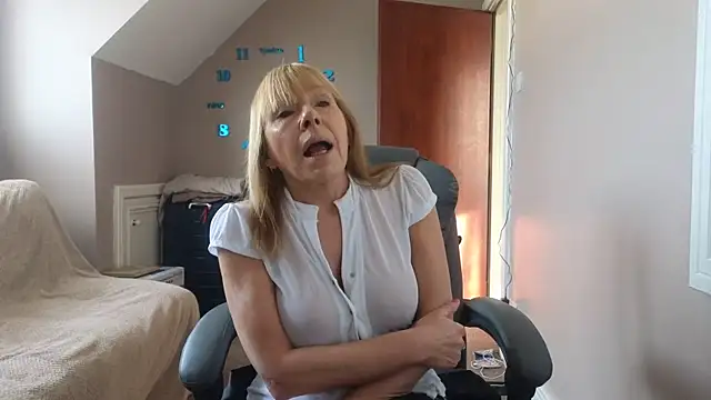 hollyjanesmith online show from December 6, 2024, 12:05 pm