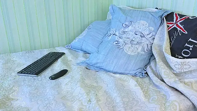 Snapshot of _Lily_ chatting on January 30, 2025, 12:37 pm  Lily  online show from January 30, 2025, 12:37 pm