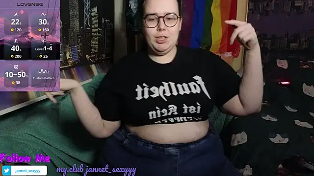 Snapshot of JannetPie chatting on October 1, 2025, 11:00 pm JannetPie online show from October 1, 2025, 11:00 pm