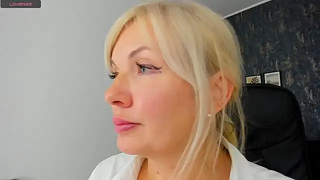 Abby Moore  online show from December 5, 2024, 9:39 am