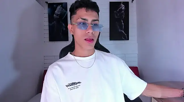 Snapshot of AlanNaughty chatting on December 26, 2024, 8:11 pm AlanNaughty online show from December 26, 2024, 8:11 pm