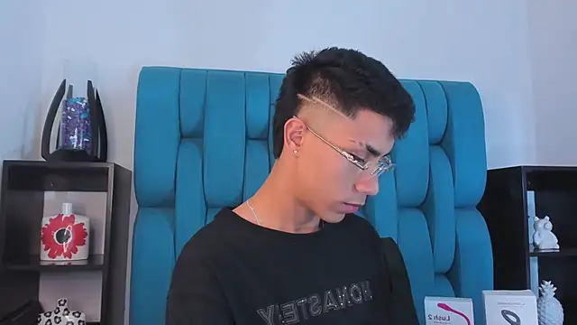 Snapshot of AlanNaughty chatting on December 27, 2024, 8:07 pm AlanNaughty online show from December 27, 2024, 8:07 pm