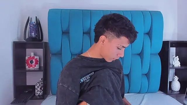 Snapshot of AlanNaughty chatting on January 4, 2025, 8:37 pm AlanNaughty online show from January 4, 2025, 8:37 pm