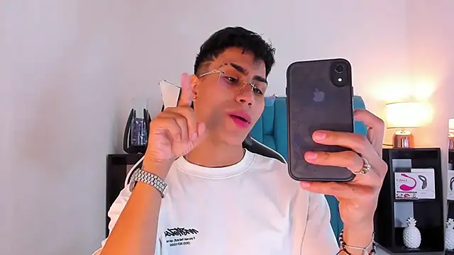 Snapshot of AlanNaughty chatting on February 1, 2025, 5:18 am AlanNaughty online show from February 1, 2025, 5:18 am