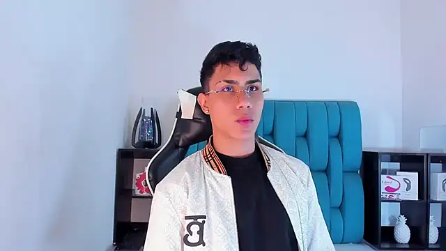 Snapshot of AlanNaughty chatting on February 17, 2025, 8:26 pm AlanNaughty online show from February 17, 2025, 8:26 pm