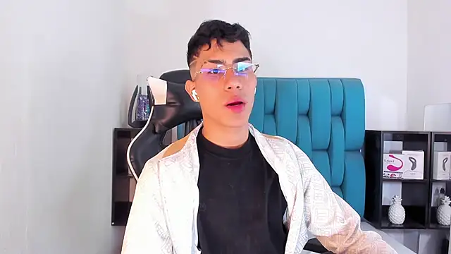 Snapshot of AlanNaughty chatting on February 20, 2025, 9:20 pm AlanNaughty online show from February 20, 2025, 9:20 pm