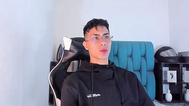 Snapshot of AlanNaughty chatting on February 22, 2025, 9:59 pm AlanNaughty online show from February 22, 2025, 9:59 pm