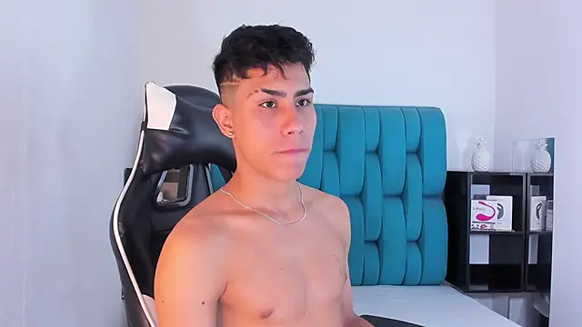 Snapshot of AlanNaughty chatting on February 24, 2025, 8:36 pm AlanNaughty online show from February 24, 2025, 8:36 pm