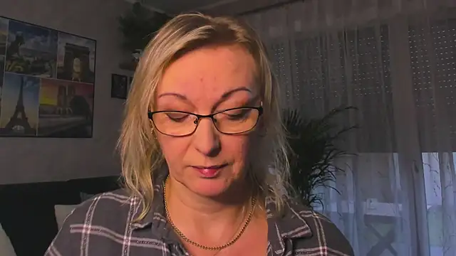 vanessa chat online show from December 2, 2025, 2:23 pm