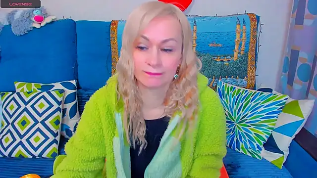 EllenMoore online show from December 17, 2024, 2:44 am