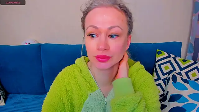 EllenMoore online show from October 13, 2025, 3:06 am