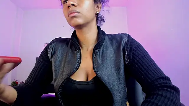 Snapshot of Ellie_Alves chatting on October 13, 2025, 2:06 pm Ellie Alves online show from October 13, 2025, 2:06 pm