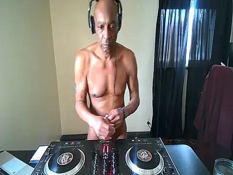 longdick4you8686 online show from February 28, 2025, 8:07 pm