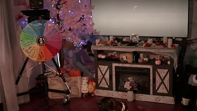 Nikki Torres online show from November 18, 2025, 7:18 pm