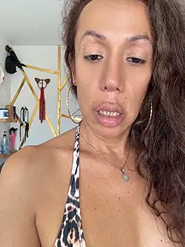 Snapshot of YOURSDEBORA chatting on June 6, 2026, 7:40 pm YOURSDEBORA online show from June 6, 2026, 7:40 pm