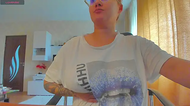 hot evil queen online show from October 14, 2025, 10:49 am