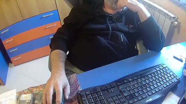 Snapshot of Tango128 chatting on April 19, 2026, 8:35 am Tango128 online show from April 19, 2026, 8:35 am