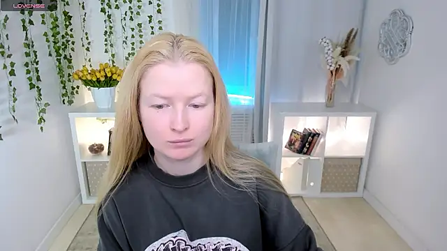 Laly Peach online show from March 21, 2026, 6:51 am