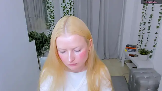 Laly Peach online show from May 27, 2026, 11:07 am