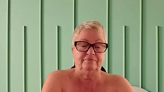 GrannyChrissy68 online show from March 17, 2026, 10:24 pm