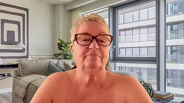 GrannyChrissy68 online show from April 5, 2026, 12:46 pm