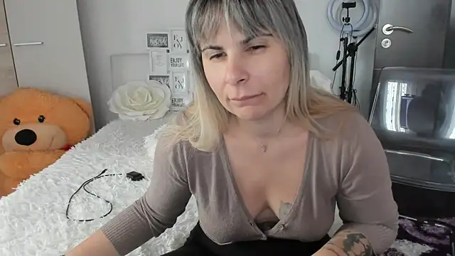 sweetemy4u online show from November 18, 2025, 10:09 am